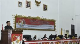 Penjabat Bupati Tubaba M Firsada, menanggapi pandangan fraksi-fraksi dalam Rapat Paripurna Penyampaian Raperda APBD Perubahan Tahun Anggaran 2024. (Arie/NK)