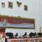 Penjabat Bupati Tubaba M Firsada, menanggapi pandangan fraksi-fraksi dalam Rapat Paripurna Penyampaian Raperda APBD Perubahan Tahun Anggaran 2024. (Arie/NK)