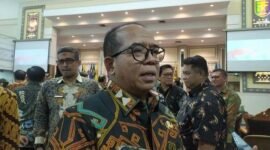 PJ Gubernur Lampung, Samsudin, ketika diwawancarai awak media. (Foto: Luki) 