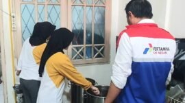 Petugas lapangan PGN area Lampung, saat melakukan kunjungan ke outlet Sate Utami Cabang Wayhalim. (Leni/NK)