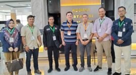 Pasangan Cabup dan Cawabup Pesawaran ,Aries Sandi -Supriyanto disamping pihak KPU dan Bawaslu saat melakukan tes kesehatan di RSUD Abdul Moloek ,Sabtu (31/8/2024).