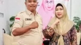 Ketua Umum Ormas Gapta, Iriadi berfoto dengan Bacabup Tanggamus Dewi Handajani, usai acara ikrar dukungan pada Pemilukada 2024. (Ist/NK)