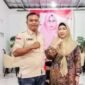 Ketua Umum Ormas Gapta, Iriadi berfoto dengan Bacabup Tanggamus Dewi Handajani, usai acara ikrar dukungan pada Pemilukada 2024. (Ist/NK)