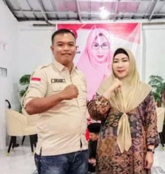 Ketua Umum Ormas Gapta, Iriadi berfoto dengan Bacabup Tanggamus Dewi Handajani, usai acara ikrar dukungan pada Pemilukada 2024. (Ist/NK)