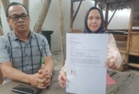 Anna Morinda saat menyatakan keterangan persnya sambil menunjukkan surat pengunduran diri dari jabatan Ketua DPC dan keanggotaan PDI Perjuangan.