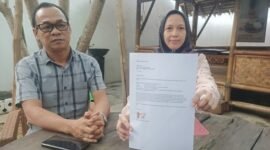 Anna Morinda saat menyatakan keterangan persnya sambil menunjukkan surat pengunduran diri dari jabatan Ketua DPC dan keanggotaan PDI Perjuangan.