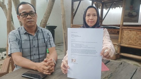 Anna Morinda saat menyatakan keterangan persnya sambil menunjukkan surat pengunduran diri dari jabatan Ketua DPC dan keanggotaan PDI Perjuangan.