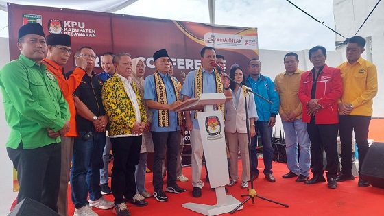 Pasangan Bakal Calon Bupati dan Wakil Bupati Pesawaran Aries Sandi-Supriyanto mendaftar ke Komisi Pemilihan Umum (KPU), Rabu (28/08/2024). Tampak hadir mendampingi mantan Wakil Bupati Pesawaran Eriawan.