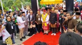 Pasangan Moh. Saleh Asnawi-Agus Suranto mendapatkan pengalungan bunga dari Sekretaris KPU Tanggamus Firdaus.