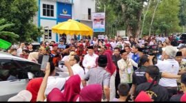 Paslon Moh Saleh Asnawi-Agus Suranto diantar para pendukungnya.