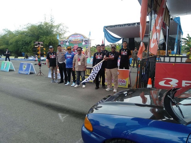 Kadispora Pringsewu, Ibnu Harjianto melepas peserta Sumatera Drag Championship 2024 di kawasan pusat pemerintahan setempat.
(Foto: Polres Pringsew