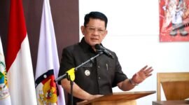 Penjabat Bupati Tubaba M Firsada, menanggapi pandangan fraksi-fraksi dalam Rapat Paripurna Penyampaian Raperda APBD Perubahan Tahun Anggaran 2024. (Arie/NK)