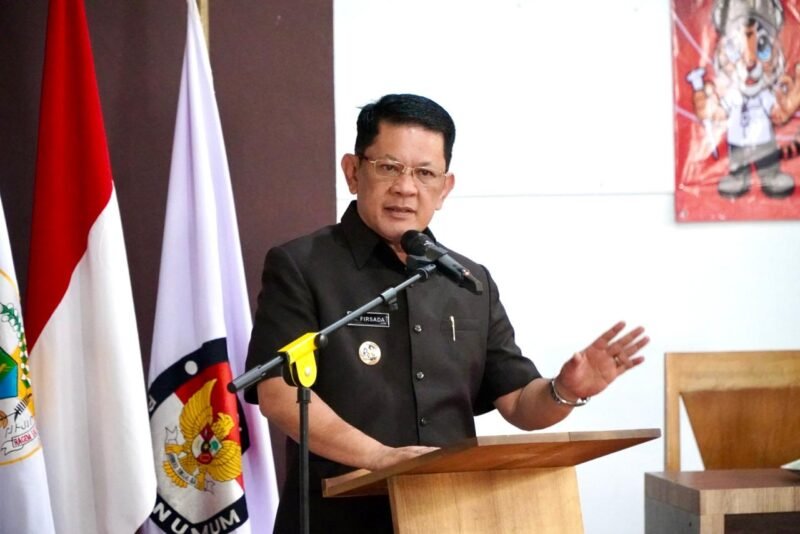 Penjabat Bupati Tubaba M Firsada, menanggapi pandangan fraksi-fraksi dalam Rapat Paripurna Penyampaian Raperda APBD Perubahan Tahun Anggaran 2024. (Arie/NK)