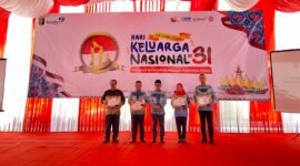 Kepala Dinas Pengendalian Penduduk dan Keluarga Berencana (PPKB) Kabupaten Tubaba Haderiansyah Priala Hatang, berfoto bersama usai penyerahan penghargaan, di Kantor BKKBN Provinsi Lampung, Kamis (1/8/2024). (Arie/NK)