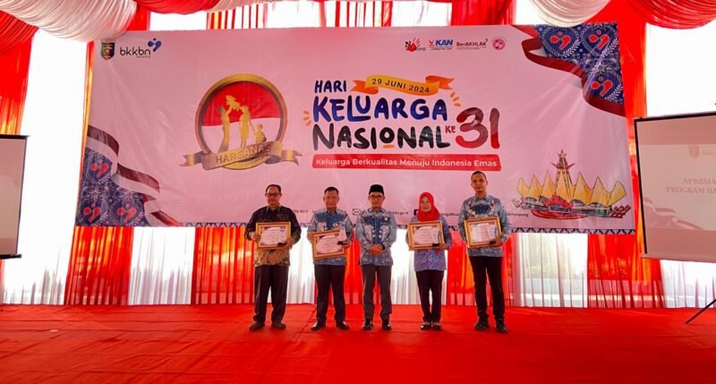 Kepala Dinas Pengendalian Penduduk dan Keluarga Berencana (PPKB) Kabupaten Tubaba Haderiansyah Priala Hatang, berfoto bersama usai penyerahan penghargaan, di Kantor BKKBN Provinsi Lampung, Kamis (1/8/2024). (Arie/NK)