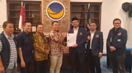 Parosil Mabsus di dampingi Mad Hasnurin, menerima surat rekomendasi dari DPP Partai NasDem sebagai calon kepala daerah, pada Pilkada 2024, Jumat (2/8). (Ist/NK)