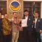 Parosil Mabsus di dampingi Mad Hasnurin, menerima surat rekomendasi dari DPP Partai NasDem sebagai calon kepala daerah, pada Pilkada 2024, Jumat (2/8). (Ist/NK)