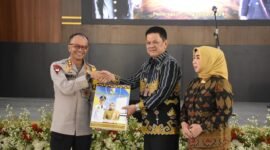 Pj Bupati Tubaba M Firsada, didampingi istrinya menyerahkan cinderamata kepada Kapolres Tubaba (lama) Ndaru Istimawan. (Arie/NK)