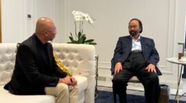 Ketua Umum Partai Nasdem, Surya Paloh, memberikan rekomendasi kepada Rahmat Mirzani Djausal untuk maju sebagai calon Gubernur Lampung. (Ist/NK)