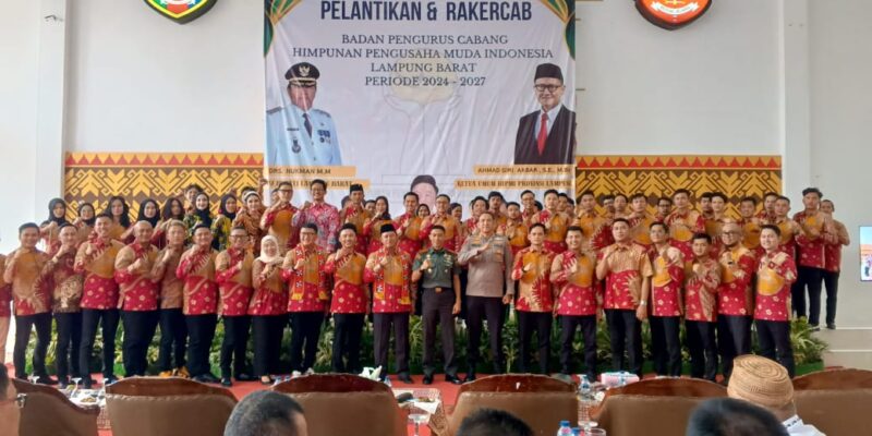 Foto bersama Pengurus BPC HIPMI Lampung Barat dengan Penjabat Bupati Nukman usai pelantikan. (Iwan/NK)