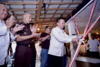 Pj Bupati Pringsewu memotong pita sebagai tanda launcing Sembilan Website Jurnalisme Warga Perkecamatan, oleh SKH Lentera Swara Lampung. (Ist/NK)