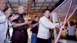 Pj Bupati Pringsewu memotong pita sebagai tanda launcing Sembilan Website Jurnalisme Warga Perkecamatan, oleh SKH Lentera Swara Lampung. (Ist/NK)