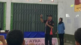 Wakil Ketua III KONI Lampung Barat Indrayani, membuka turnamen tenis meja WTC Cup I, di Balai Pekon Karang Agung Way Tenong, Sabtu (10/8/2024). (Iwan/NK)