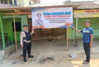 Personel Polres Pringsewu memasang banner imbauan bahaya judi online dan offline. (Ist/NK)