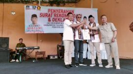 Ketua DPD Partai Gerindra Lampung, Rahmat Mirzani Djausal menyerahkan Surat Rekomendasi partai untuk pasangan Calon Bupati dan Wakil Bupati Tubaba Novriwan Jaya-Nadirsyah (Nona). (Arie/NK)
