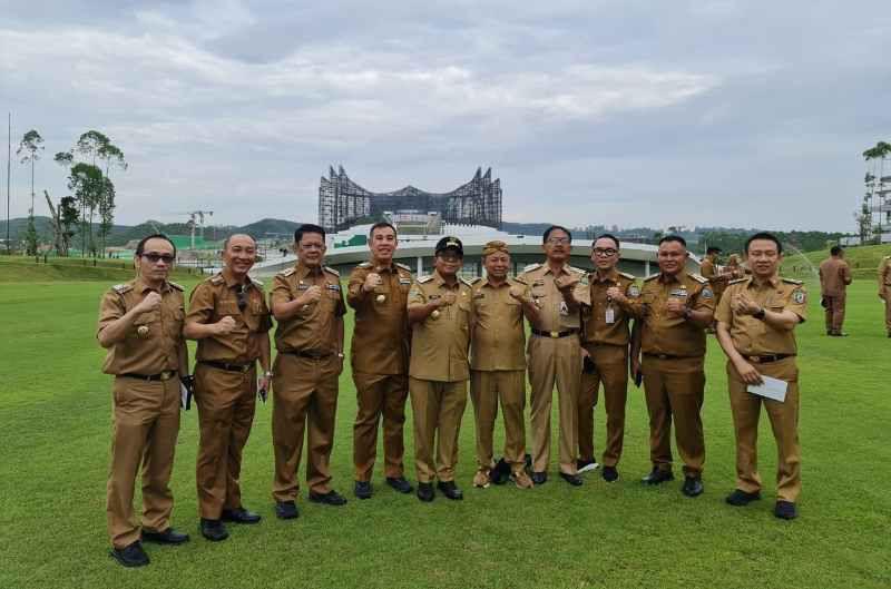 Para bupati dan walikota dari kabupaten/kota di Lampung berfoto dengan latar IKN. (Ist/NK)