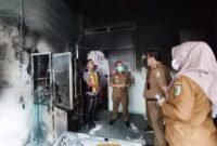 Sekretaris Daerah Pesawaran tinjau kebakaran di Puskesmas Bernung. (Ist/NK)