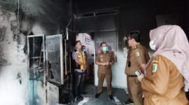 Sekretaris Daerah Pesawaran tinjau kebakaran di Puskesmas Bernung. (Ist/NK)