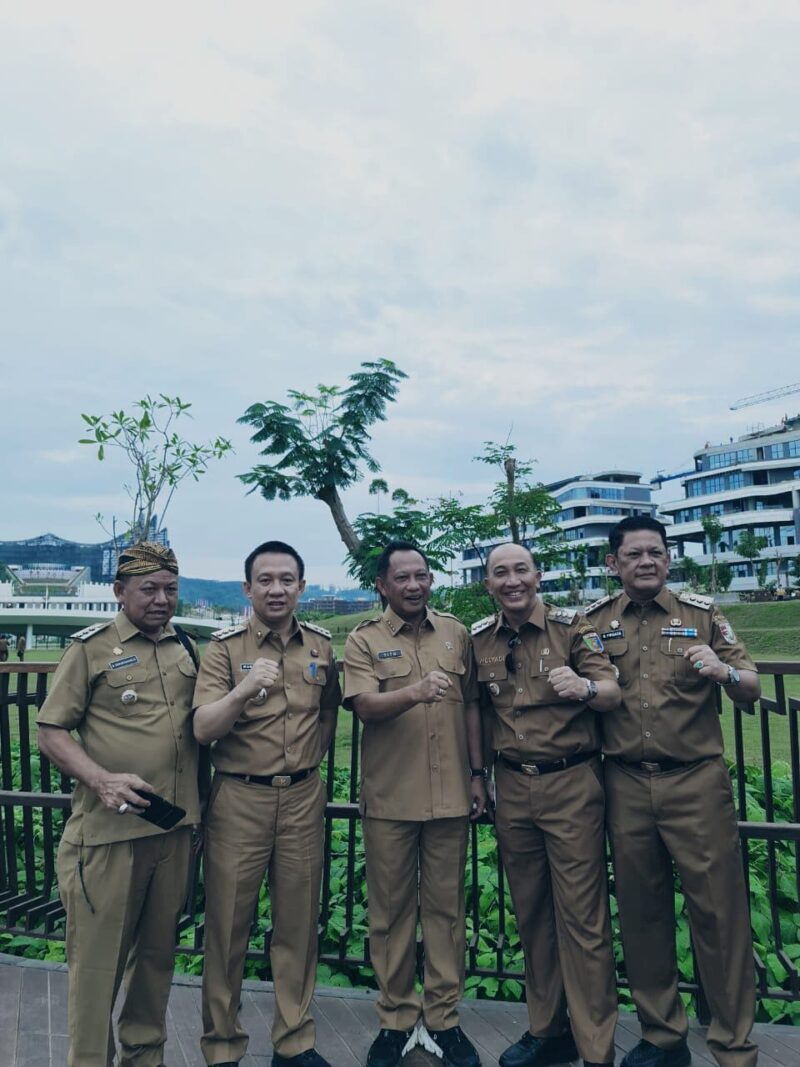 Pj Bupati Pringsewu, Marindo Kurniawan, berfoto bersama kepala daerah lain di IKN. (Ist/NK)