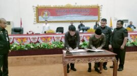 Penjabat Bupati Tubaba M. Firsada, dan Ketua DPRD Tubaba Ponco Nugroho,  menandatangani Nota Kesempatan pengesahan APBD Perubahan Kabupaten Tubaba tahun anggaran 2024 dalam rapat paripurna di Gedung DPRD, Rabu sore (14/8/2024). (Arie/NK)