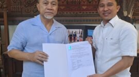 Ketua umum Partai Amanat Nasional (PAN) menyerahkan rekomendasi kepada Parosil Mabsus dan Mad Hasnurin sebagai calon kepala daerah dan wakil kepala daerah Lampung Barat pada Pilkada 2024. (Ist/NK)