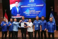 Pasangan Calon Kepala Daerah dan Wakil Kepala Daerah Lampung Barat, Parosil Mabsus dan Mad Hasnurin menerima surat rekomendasi dari Ketum DPP Partai Demokrat di Jakarta, Kamis (15/8). (Ist/NK)