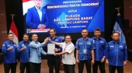 Pasangan Calon Kepala Daerah dan Wakil Kepala Daerah Lampung Barat, Parosil Mabsus dan Mad Hasnurin menerima surat rekomendasi dari Ketum DPP Partai Demokrat di Jakarta, Kamis (15/8). (Ist/NK)