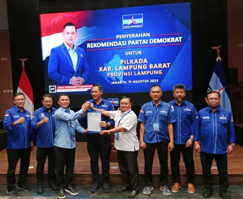 Pasangan Calon Kepala Daerah dan Wakil Kepala Daerah Lampung Barat, Parosil Mabsus dan Mad Hasnurin menerima surat rekomendasi dari Ketum DPP Partai Demokrat di Jakarta, Kamis (15/8). (Ist/NK)