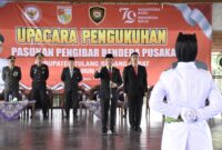 Pj Bupati Tubaba M Firsada, memberikan arahan kepada 32 Anggota Paskibraka, agar dapat menjalankan tanggungjawab dengan sebaik-baiknya, Kamis (15/8/2024). (Arie/NK)