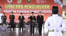 Pj Bupati Tubaba M Firsada, memberikan arahan kepada 32 Anggota Paskibraka, agar dapat menjalankan tanggungjawab dengan sebaik-baiknya, Kamis (15/8/2024). (Arie/NK)