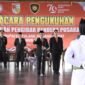 Pj Bupati Tubaba M Firsada, memberikan arahan kepada 32 Anggota Paskibraka, agar dapat menjalankan tanggungjawab dengan sebaik-baiknya, Kamis (15/8/2024). (Arie/NK)