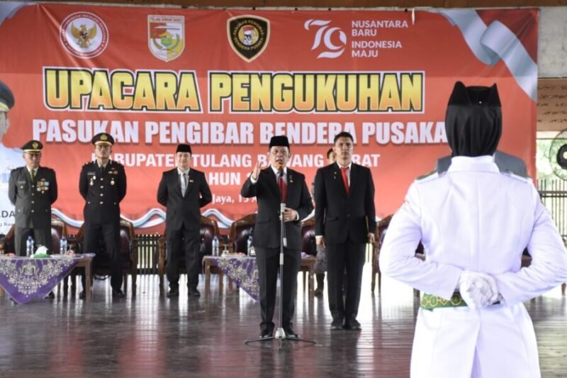 Pj Bupati Tubaba M Firsada, memberikan arahan kepada 32 Anggota Paskibraka, agar dapat menjalankan tanggungjawab dengan sebaik-baiknya, Kamis (15/8/2024). (Arie/NK)