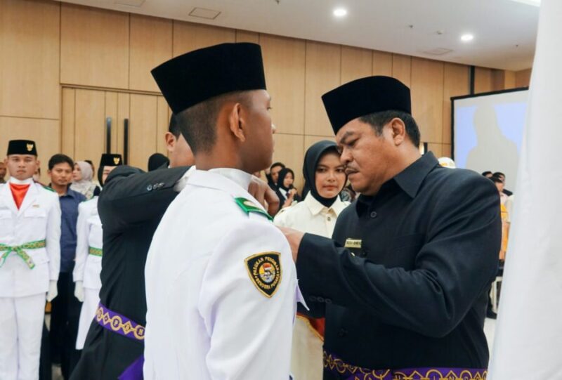 Musa Ahmad Kukuhkan 40 Anggota Paskibraka Lampung Tengah. (Asep/NK)