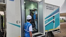 Petugas PLN sedang mengoperasikan Uninteruptible Power Supply (UPS) pada lokasi Pelaksaan Upacara Peringatan HUT RI ke 79 Provinsi Lampung di Kotabaru. (Ist/NK)