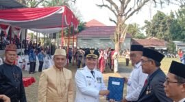 Pj Bupati Tanggamus Mulyadi Irsan didampingi Karutan Kelas IIB Kotaagung saat menyerahkan SK remisi secara simbolis kepada salah satu Warga Binaan Pemasyarakatan. (Rapik/NK)