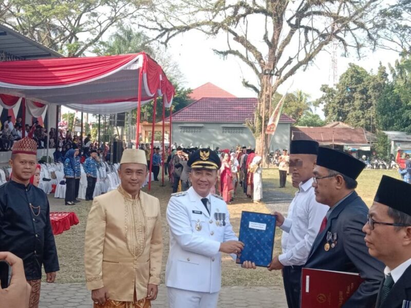 Pj Bupati Tanggamus Mulyadi Irsan didampingi Karutan Kelas IIB Kotaagung saat menyerahkan SK remisi secara simbolis kepada salah satu Warga Binaan Pemasyarakatan. (Rapik/NK)