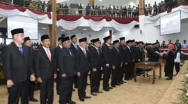 Wakil Ketua Pengadilan Negeri Menggala Tulangbawang, Ita Denie Seriyawaty, SH.MH tengah mengambil Sumpah Janji 35 Anggota DPRD Tubaba Terpilih masa jabatan 2024-2029 dalam rapat paripurna istimewa di gedung DPRD Tubaba, Panaragan (19/8). (Arie/NK)