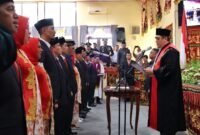 Ketua Pengadilan Negeri Liwa, mengangkat sumpah dan janji 35 Anggota DPRD Lampung Barat, masa jabatan 2024-2029. (Iwan/NK)