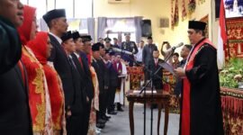 Ketua Pengadilan Negeri Liwa, mengangkat sumpah dan janji 35 Anggota DPRD Lampung Barat, masa jabatan 2024-2029. (Iwan/NK)