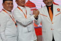 Presiden PKS Ahmad Saikhu, menyerahkan surat rekomendasi kepada Parosil Mabsus dan Mad Hasnurin sebagai calon bupati dan wakil bupati Lampung Barat, Pilkada 27 November mendatang. (Ist/NK)